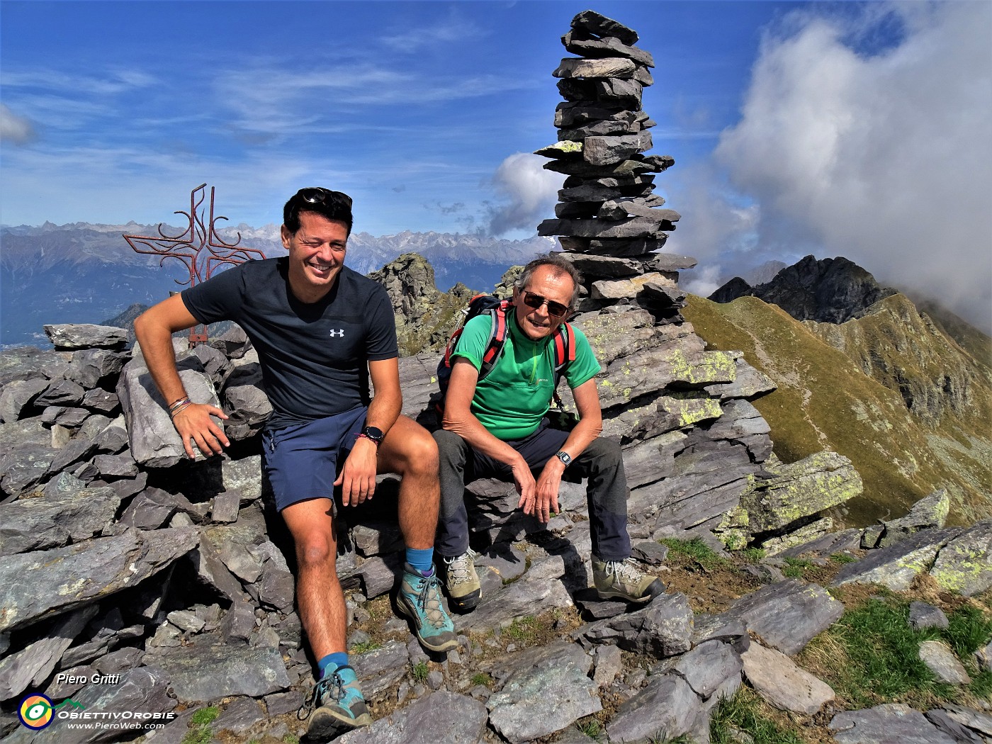 54 In vetta al Monte Valletto (2371 m) con vista alle spalle sul Monte Ponteranica.JPG